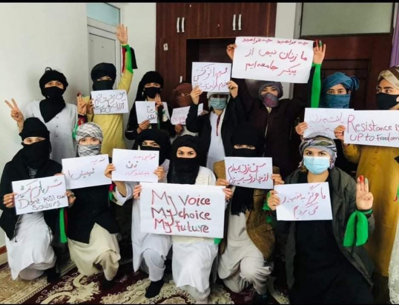 زنان افغان لباس مردانه پوشیدند